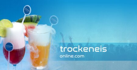 Bild zeigt das trockeneis-online Logo und rauchende Cocktails mit Trockeneis