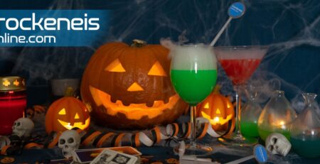 Halloween Deko mit Trockeneis und Kürbis und rauchenden Cocktails